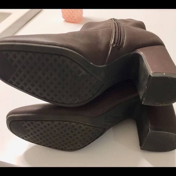 Aerosoles Super Soft Brown Mid Calf   Zippered Boot. - Picture 4 of 4